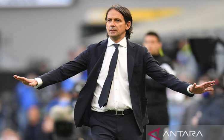 Ekspresi pelatih Inter Milan Simone Inzaghi selama pertandingan Serie A Inter Milan vs Hellas Verona di San Siro, Milan, Italia, Sabtu (9/4/2022). ANTARA FOTO/REUTERS/Daniele Mascolo/foc/sad.