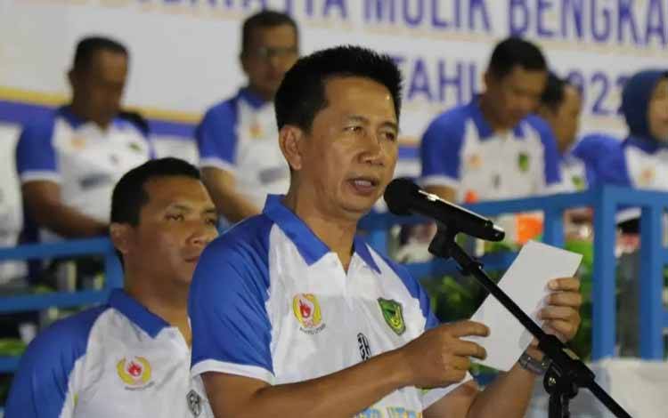 Bupati Barito Utara, H Nadalsyah saat memberikan sambutan dan arahan pada pembukaan Porkab Barito Utara dan FBIMBT di Stadion Swakarya Muara Teweh, Selasa 21 Juni 2022 malam.