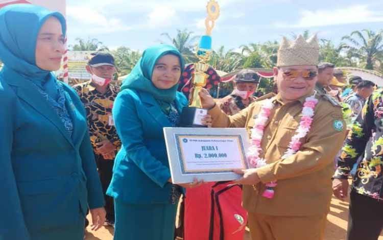 Kecamatan Mentawa Baru Ketapang Juara I Lomba Stand Pameran PKK BBGRM