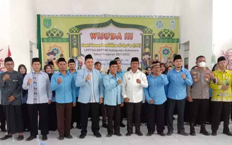 Wabup Sukamara, H Ahmadi berfoto bersama usai pelantikan pengurus BKPRMI Kabupaten Sukamara Periode 2022-2026 dan Wisuda III Santri TPA di aula SMPN 1 Sukamara