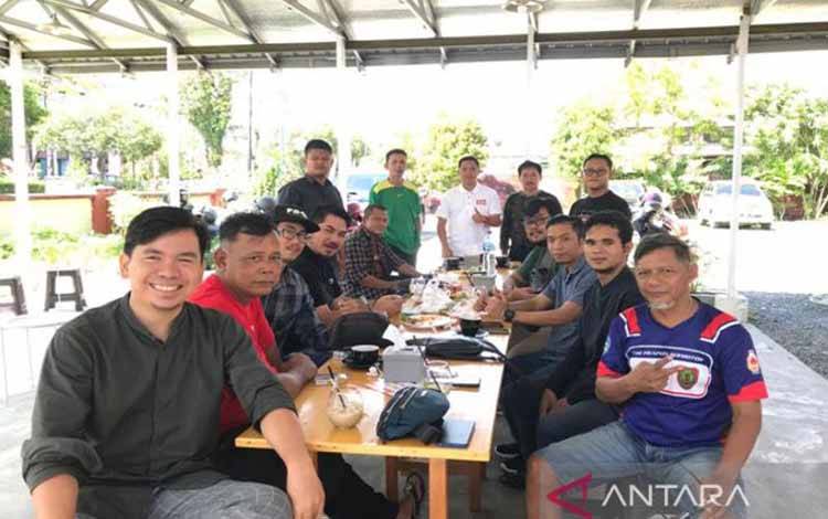 Ketua Panitia Kongres Asprov PSSI Kalteng Sigit Widodo (kaos putih) berfoto bersama panitia lainnya, usai memantapkan persiapan kegiatan yang akan mereka laksanakan di Kota Palangka Raya dalam waktu dekat ini, Rabu (22/6/2022). ANTARA/Adi Wibowo