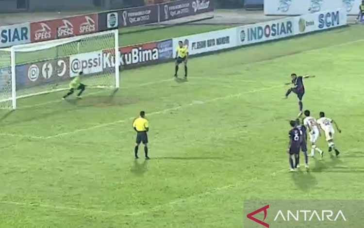 Christian Gonzales melakukan eksekusi pinalti dengan tendangan kerasnya memperdaya kiper Persija Govindra Ryzaqa.pada pertandingan Piala presiden 2022 di Stadion Segiri Samarinda (Arumanto)