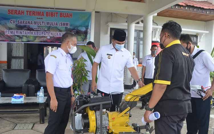 Bupati Lamandau Hendra Lesmana menyerahkan bantuan bibit dan alat pertanian.