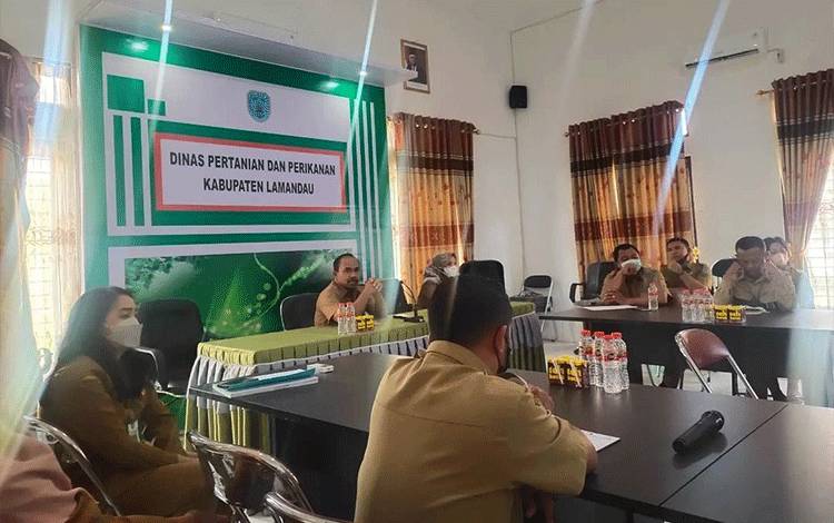 Kepala Distakan Kabupaten Lamandau memimpin rapat koordinasi internal.