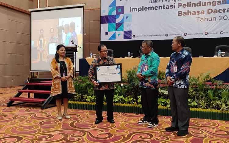 Balai Bahasa Serahkan Buku Produk Balai pada Inspektur Provinsi Kalteng