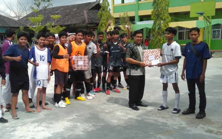 Isi Waktu Jeda Tunggu Pembagian Rapor, MTsN 1 Kapuas Gelar Class Meeting Futsal