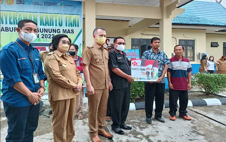 Pesan Ketua DPRD Gunung Mas kepada Penerima Kartu Tani