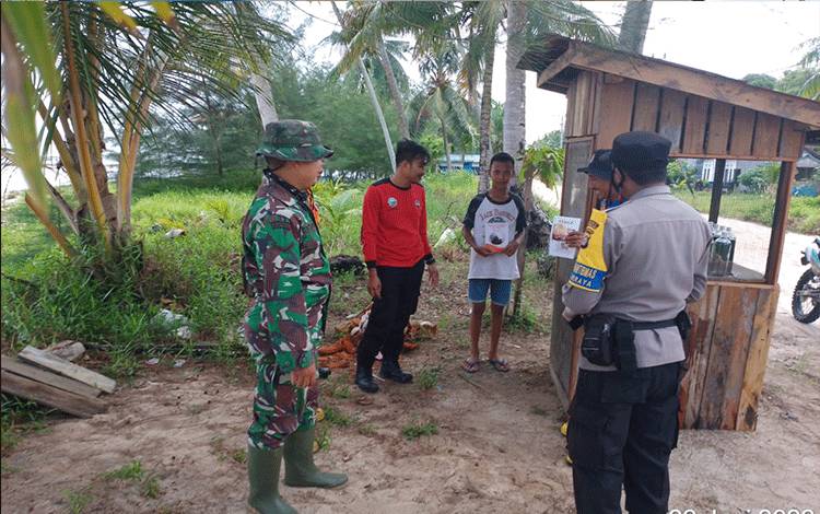 Tim Terpadu saat sosialisasi terkait pencegahan Karhutla di Desa Keraya, Kecamatan Kumai.