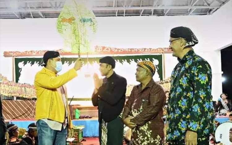 Bupati Lamandau Nonton Wayang Kulit Semalam Suntuk  ?