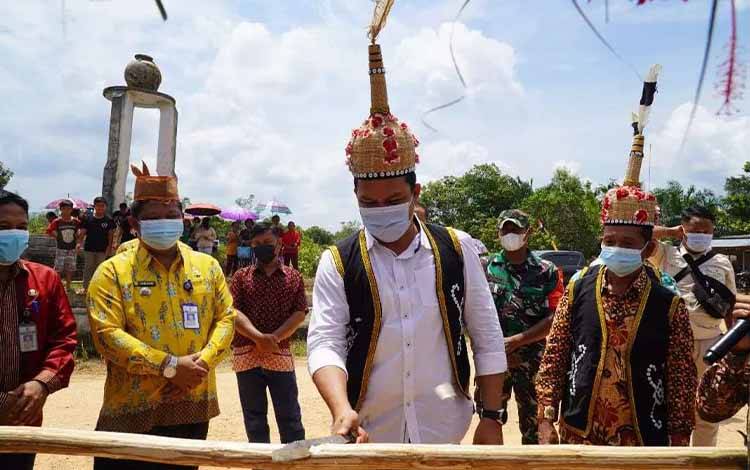Bupati Lamandau Hendra Lesmana disambut tradisi adat pemotongan Garung Pantan.
