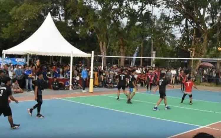 Penonton penuhi sekitar lapangan pertandingan menyaksikan pertandingan dalam ajang Porkab Barito Utara tahun 2022.
