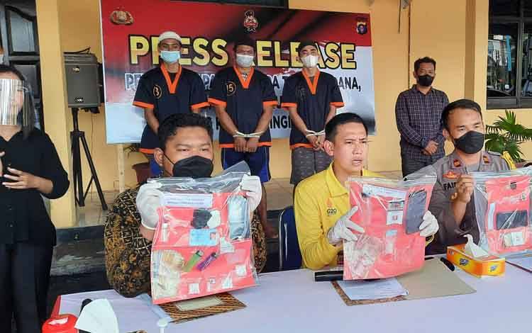 Polisi Bekuk 3 Pengedar Narkoba di Kobar