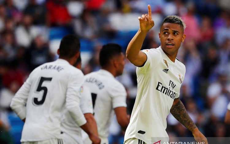 Penyerang sayap Real Madrid Mariano Diaz merayakan gol keduanya ke gawang Villarreal dalam laga lanjutan Liga Spanyol di Stadion Santiago Bernabeu, Madrid, Spanyol, Minggu (5/5/2019)
