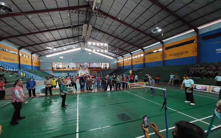 Pembukaan kejuaraan bulutangkis Kapolres Kapuas Cup dan PBSI Kapuas Cup di GOR Panunjung Tarung Kapuas
