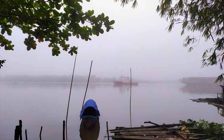 Kabut embun menutupi Sungai Mentaya, hingga jarak pandang terbatas, Sabtu pagi, 25 Juni 2022