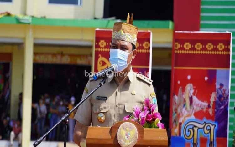 Bupati Lamandau Hendra Lesmana memberikan arahan saat membuka acara Bazar UMKM di Pasar Induk Nanga Bulik