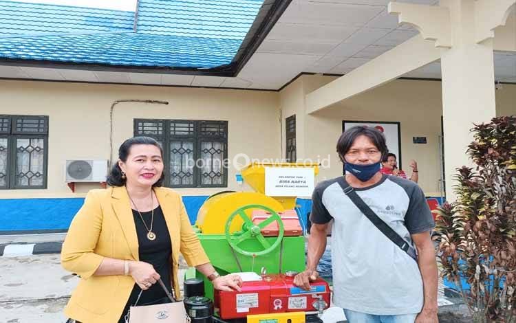 Pesan Anggota DPRD Gunung Mas kepada Petani Penerima Bantuan Sarana Produksi