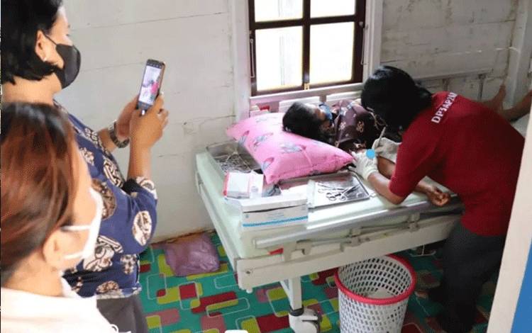 Petugas KB memberikan layanan KB gratis kepada warga Desa Sungkup, Kecamatan Bulik Timur.