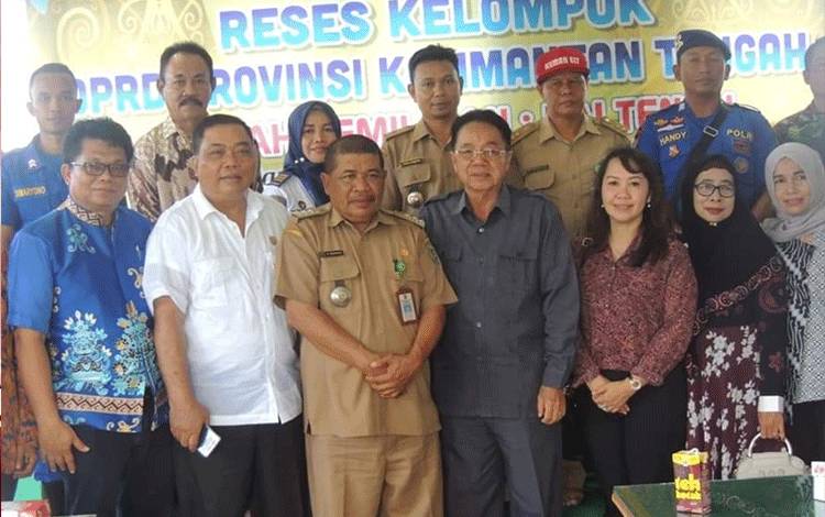 Anggota DPRD Kalteng, Duwel Rawing bersama anggota lainnya saat melaksanakan reses.
