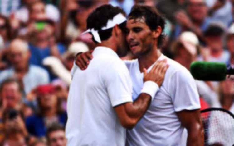 Dokumentasi - Rafael Nadal dan Roger Federer berpelukan seusai bertanding dalam babak semi final Wimbledon 2019 di AELTC London pada 12 Juli 2019. ANTARA/REUTERS/Corinne Dubreuil/ABACAPRESS.COM.