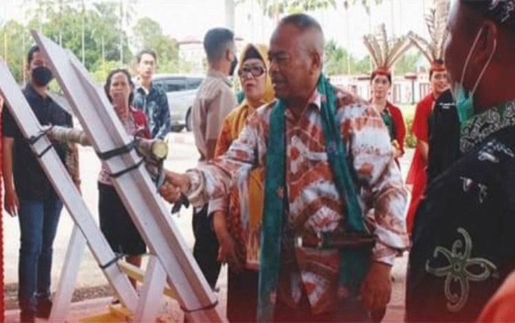 Tiba di Puruk Cahu, Ketua Umum PWI Pusat Disambut dengan Prosesi Potong Pantan