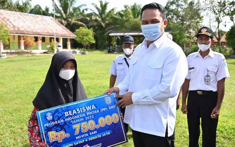 Bupati Lamandau Salurkan Beasiswa PIP Bagi Siswa SD dan SMP