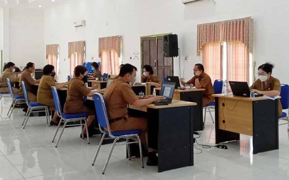 Tahapan pengisian makalah seleksi terbuka jabatan administrator esalon IIIA yang digelar di Aula Kantor BKPSDM Barito Timur