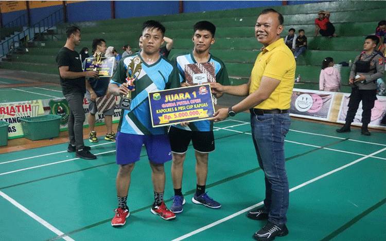 Kapolres Kapuas Tutup Kejuaraan Bulutangkis, Ini Daftar Juara