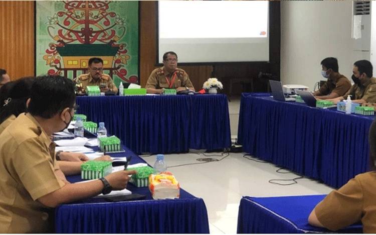 Rapat Pembahasan Pergub Kalteng tentang Program Shrimp Estate dan percepatan pembentukan BLUD UPT-PBAPL di aula Dislutkan Provinsi Kalteng.