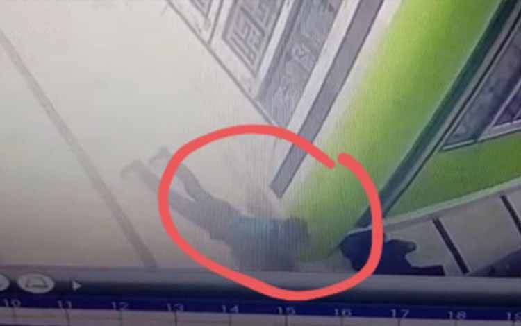 Barang Berharga Pengunjung Masjid Dicuri, Pelaku Terekam CCTV