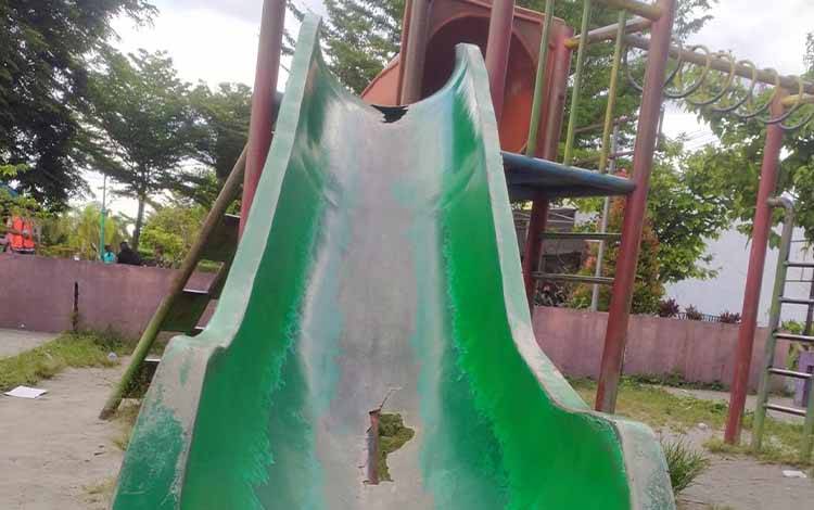 Arena bermain di RTH khusus taman bermain anak, Jalan Yos Sudarso Palangka Raya mengalami kerusakan dan memerlukan peremajaan.