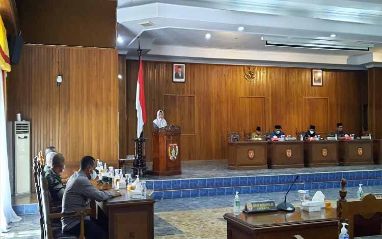 Anggota DPRD Kobar Sri Lestari saat menyampaikan pandangan umum fraksi