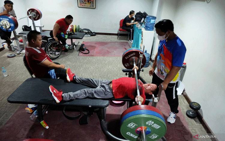 Atlet angkat berat National Paralympic Committee (NPC) mengikuti pemusatan latihan (Pelatnas) untuk ajang ASEAN Para Games (APG) XI 2022 di Solo, Jawa Tengah, Kamis (9/6/2022). Tim NPC Indonesia menargetkan enam medali emas untuk cabang olahraga angkat berat dan juara umum pada ajang ASEAN Para Games XI 2022 tersebut. ANTARAFOTO/Maulana Surya/foc.