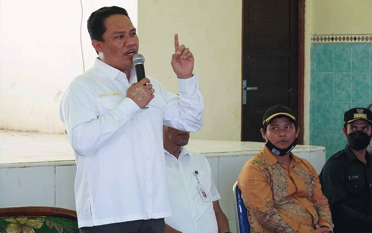 Bupati Lamandau Hendra Lesmana memberikan arahan saat melakukan kunjungan kerja di Desa Kina, Kecamatan Batang Kawa.
