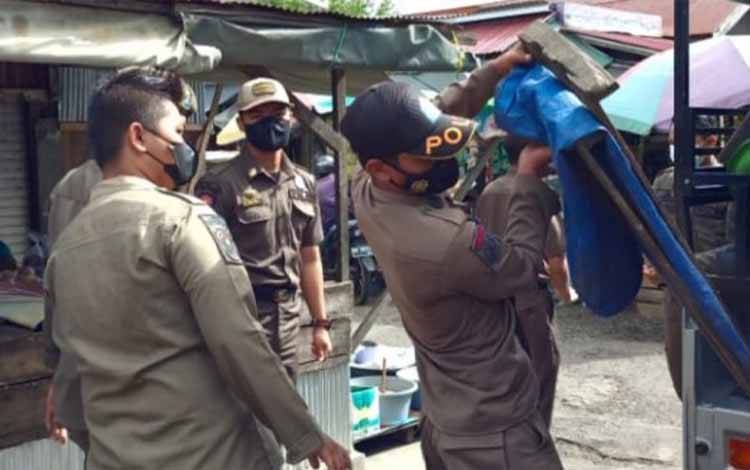 Satpol PP dan Damkar Kapuas Kembali Tertibkan Pedagang Tidak Taat Aturan di Pasar