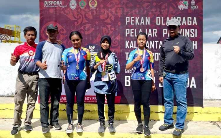 Atlet Putri Kotim Sabet Emas pada Cabor Sepeda