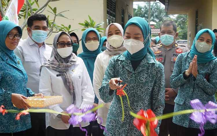 Potong pita peresmian Perpustakaan Langkai Sejahtera di kantor Kelurahan Langkai, Rabu, 29 Juni 2022.