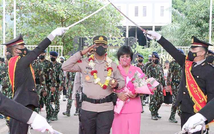 Kapolres Barito Timur yang Baru Disambut Tradisi Potong Pantan dan Pedang Pora