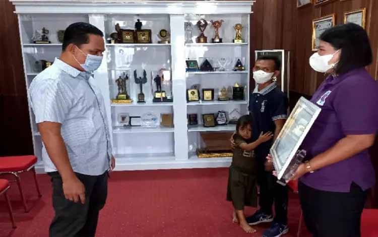 Sisliana peraih Penghargaan Perempuan Berjasa dan Berprestasi dalam Puncak Hari Kartini 2022 bertemu Bupati Lamandau Hendra Lesmana