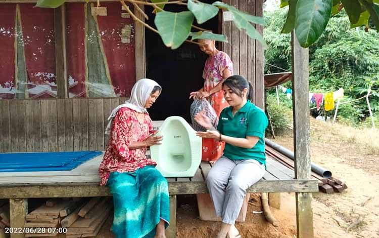 Pemdes Kalamus Bagikan Material MCK untuk Hilangkan Kebiasaan Buang Besar Sembarangan