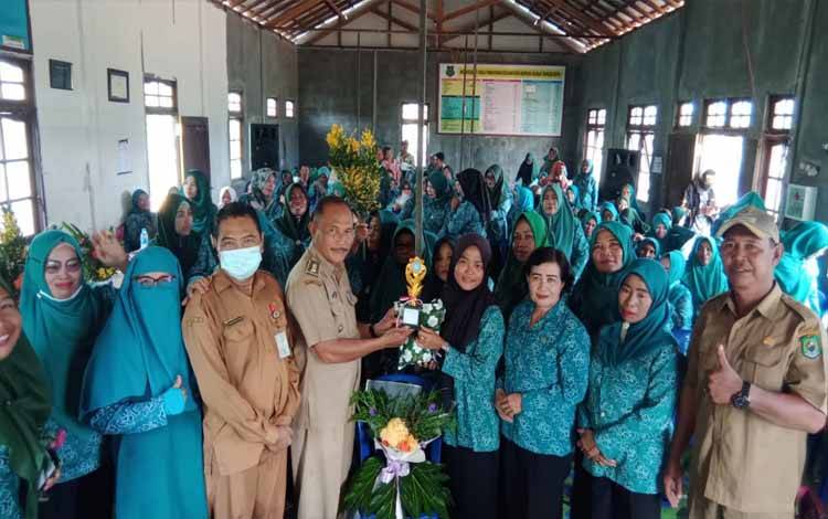 Camat Kapuas Kuala Dorong TP PKK Desa Terus Berperan Aktif Program Kerja dan Pembangunan