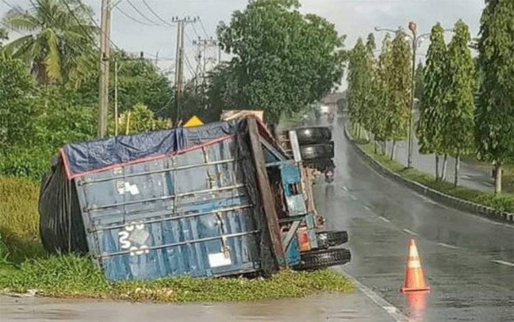 Truk Kontainer Kembali Terguling di Tikungan Jalan Natai Palingkau