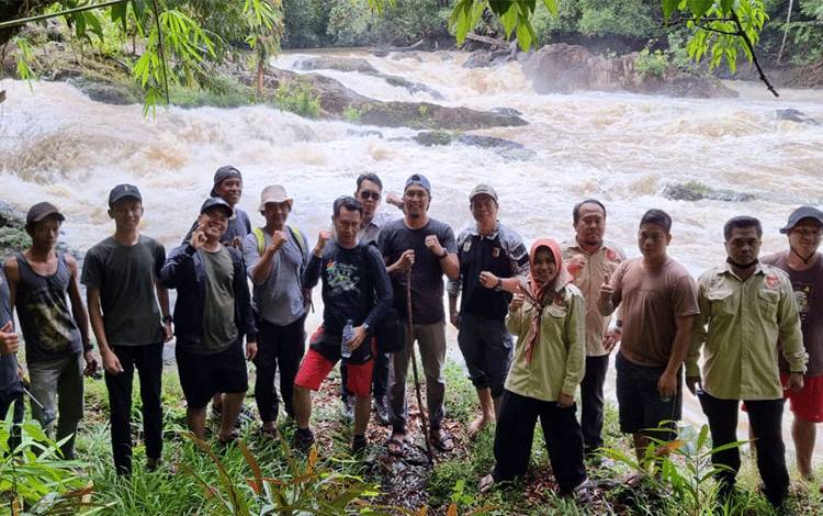 Ketua Komisi B DPRD Kobar Alman Riansyah bersama rombongan saat meninjau lokasi wisata Riam Uak, di Desa Panahan, Kecamatan Arut Utara.