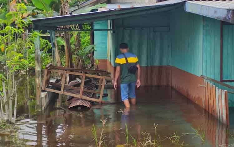 Drainase Tertutup Timbunan, Rumah Warga Gang Rerait Pangkalan Bun Banjir
