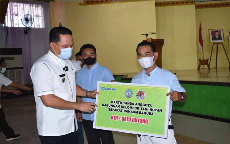 Bupati Lamandau Hendra Lesmana menyerahkan SHM secara simbolis kepada perwakilan Gapoktan.