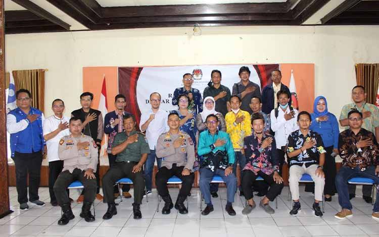 Ketua KPU Barsel, Bahruddin dan anggota foto bersama dengan Bawaslu, Parpol dan stakeholder usai Rakor pemutakhiran dan penyusunan data pemilih berkelanjutan.