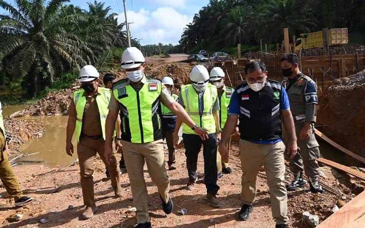 Bupati Lamandau Hendra Lesmana meninjau salah satu proyek pembangunan peningkatan jalan di Kecamatan Bulik.
