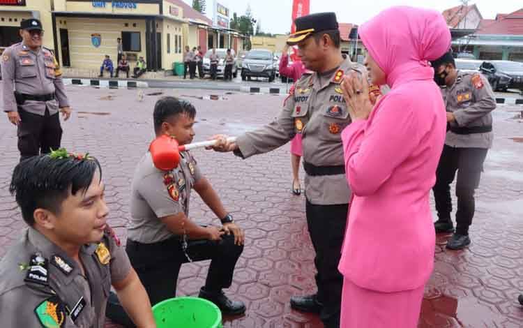 Kapolres Seruyan Pimpin Upacara Korp Raport Kenaikan Pangkat