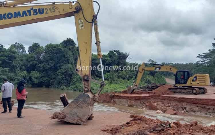 Dilakukan Perbaikan Jembatan Penghubung Jalan ke Aruta Utara Ditargetkan Rampung Hari Ini