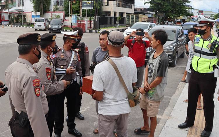Pelangsir dan Preman di SPBU Diamankan Polres Kotim